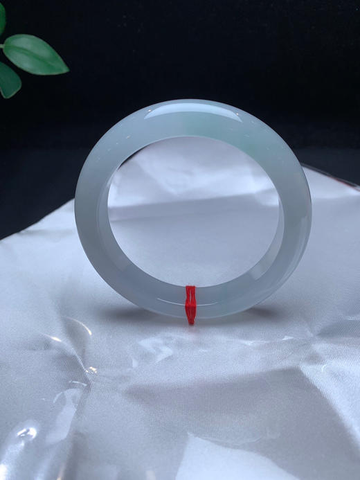 620242，55.5冰底种水手镯，冰透纯净，种老有光感，一小段带清新甜绿底 商品图1