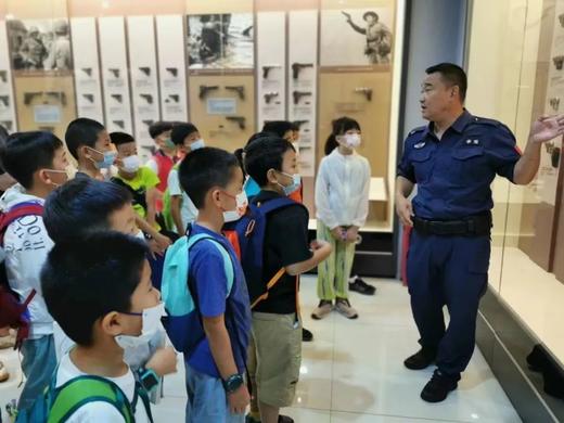 行走的“思政课堂”《轻武器博物馆》 商品图0