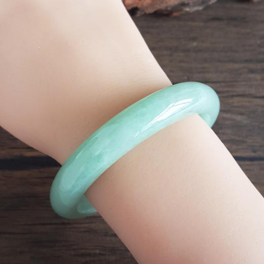 【天然正品】A货翡翠天然糯种绿底58号翡翠手镯58.1MM女士现售价：780特价！080425AH51 商品图7