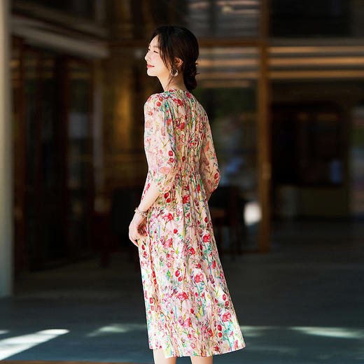 丁摩 时尚新品女装气质V领收腰印花真丝连衣裙A字摆中长款5ZF-90504 商品图3
