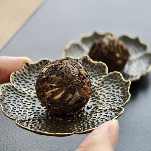 疯抢中！！免费试喝【2015年洪海古树·易武龙珠老白茶】香气清幽 口感柔和 滋味甘润 5g*20颗/桶/送手提礼袋 商品图2