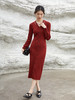 2025 秋冬新款酒红色 V 领单排扣针织连衣裙 修身显瘦长袖中长裙 设计感镂空气质毛衣裙 商品缩略图1