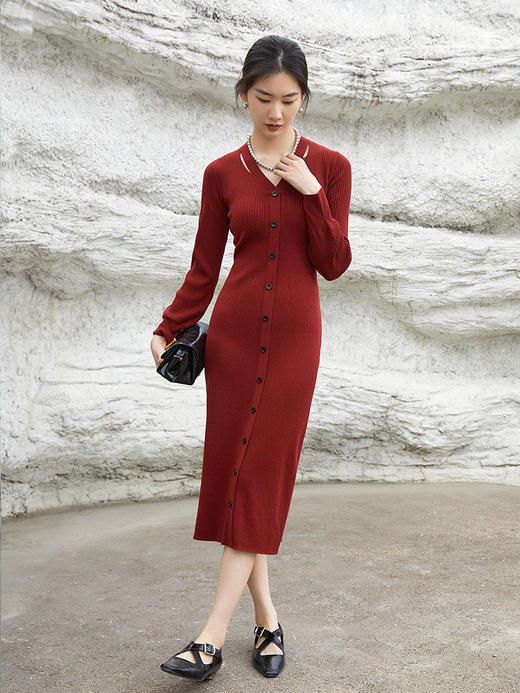 2025 秋冬新款酒红色 V 领单排扣针织连衣裙 修身显瘦长袖中长裙 设计感镂空气质毛衣裙 商品图1