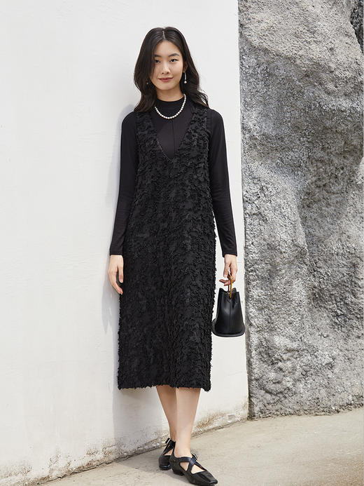 黑色立体毛绒肌理无袖 V 领短款连衣裙 秋冬甜酷慵懒风背心裙 商品图0