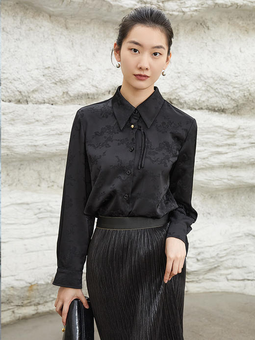 复古暗纹提花黑色缎面长袖衬衫 精致金属装饰翻领垂感宽松通勤上衣 商品图0