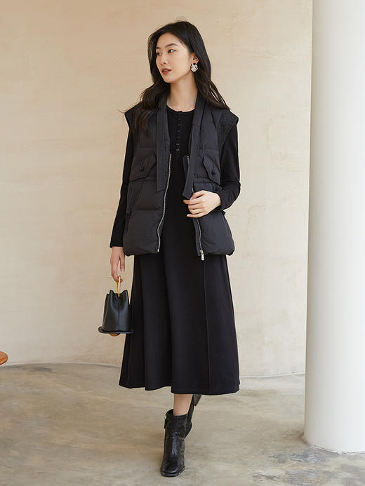 深棕色亨利领针织连衣裙，排扣设计 + 修身版型 + 软糯质感，承包你冬日通勤与约会的温柔气质与保暖穿搭 商品图1