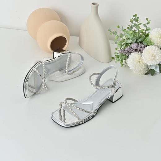 经典鲨2025夏季新款时尚银色水钻中粗跟显瘦通勤气质凉鞋女KW127-529061 商品图1
