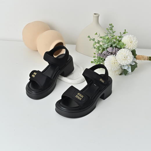 经典鲨2025年夏季新品黑色显瘦露趾中粗跟魔术贴通勤凉鞋女KW287-529011 商品图2