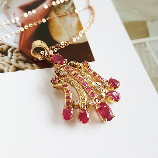【天然正品】AU750黄金镶钻镶天然红宝石（热情、忠贞）设计师款吊坠项链38.9*24.6*4.3MM（皆取最大值）女士现售价：6880！030425AH44 商品图2