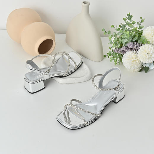 经典鲨2025夏季新款时尚银色水钻中粗跟显瘦通勤气质凉鞋女KW127-529061 商品图3