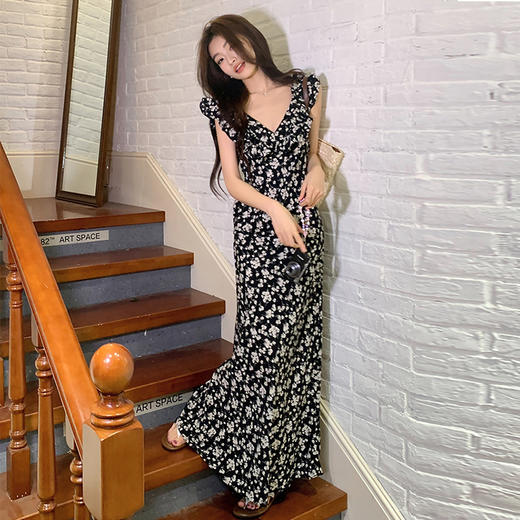 西遇修身碎花连衣裙女夏季新款法式收腰荷叶边黑色V领长裙SS050984 商品图3