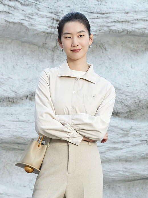 奶杏色立领丝滑衬衫，复古口袋 + 垂感面料 + 灯笼袖设计，承包你冬日叠穿的高级感与通勤气质 商品图0