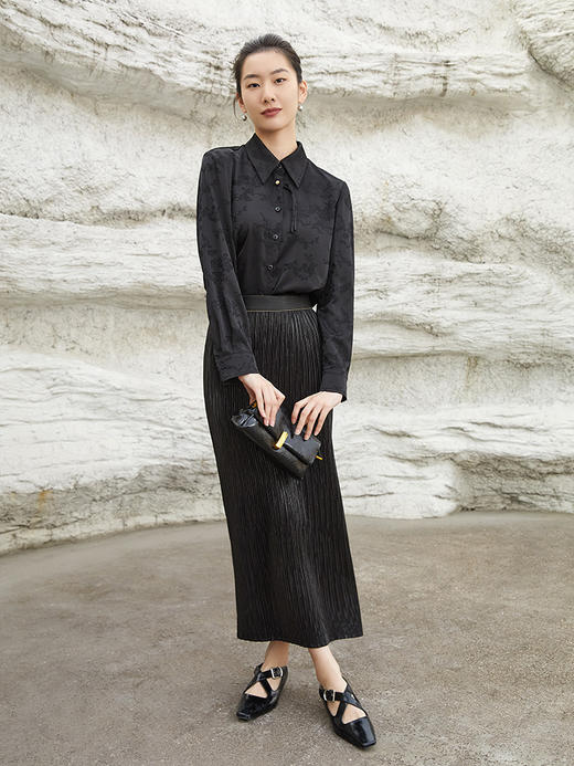 复古暗纹提花黑色缎面长袖衬衫 精致金属装饰翻领垂感宽松通勤上衣 商品图1