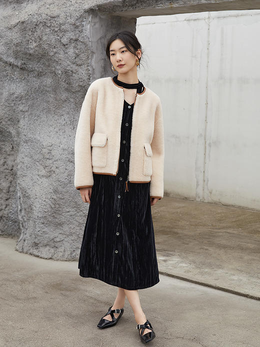 法式复古黑色丝绒连衣裙女秋冬新款优雅气质 V 领单排扣系带收腰显瘦中长款裙 商品图1