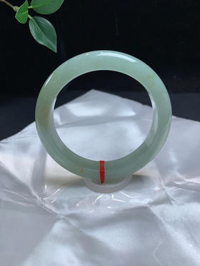 620248，60.8蓝底正圈手镯，版型好，整圈带蓝底色，润润的，带一些撒金