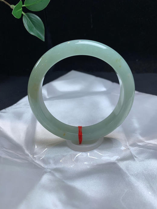 620248，60.8蓝底正圈手镯，版型好，整圈带蓝底色，润润的，带一些撒金 商品图0