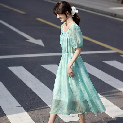 【专属特价】熙世界度假风轻盈天丝连衣裙女夏季2025年新款收腰显瘦泡泡袖裙子 商品图4