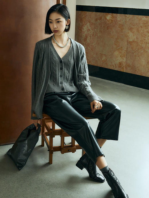 秋冬新款深灰色 V 领针织开衫女复古麻花编织单排扣宽松显瘦毛衣外套 商品图1