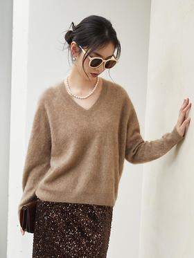 氛围感拉满 暖调驼色 V 领坑条肌理 宽松落肩款软糯舒适针织毛衣