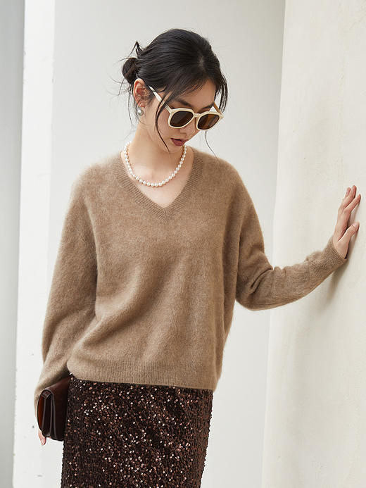 氛围感拉满 暖调驼色 V 领坑条肌理 宽松落肩款软糯舒适针织毛衣 商品图0