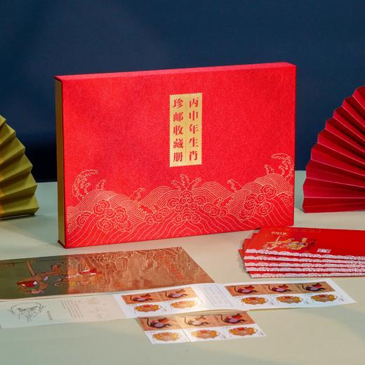 中国邮政发行、黄永玉本人授权的《丙申年生肖珍邮收藏册》。 商品图1