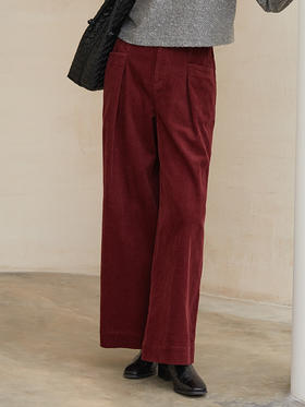 酒红色灯芯绒阔腿裤，复古压褶设计 + 高腰显瘦 + 软糯质感，承包你冬日通勤与出街的慵懒气质与穿搭层次感