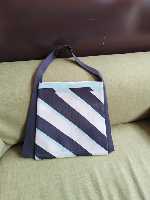 Finger Zoo 复古斜条纹三色单肩包 商品图1