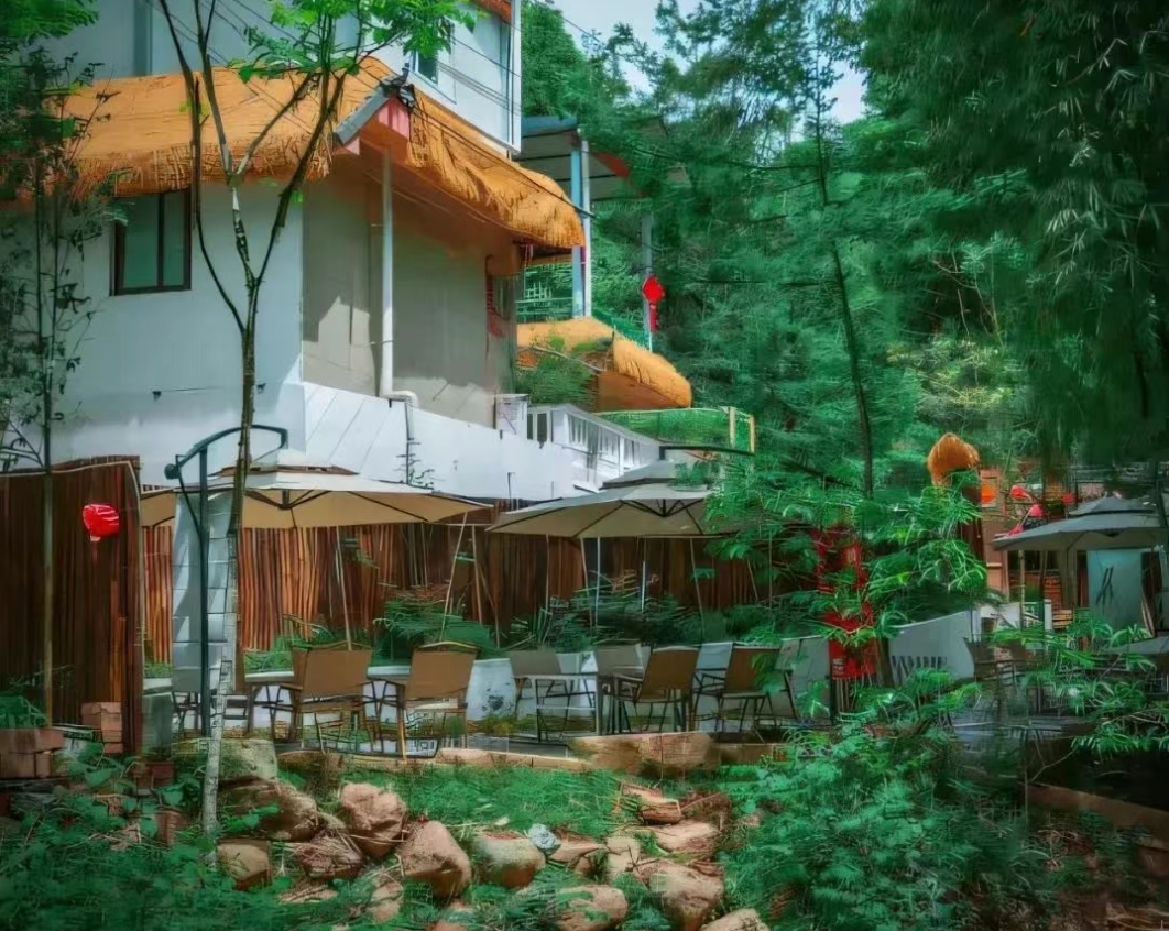 【青城山王婆岩·避暑遛娃王炸攻略】仅188元起住进娉庭·宽溪山景小院，玩水、捞鱼、烧烤…承包整个清凉夏天！还能去猫猫庙祈福哦~