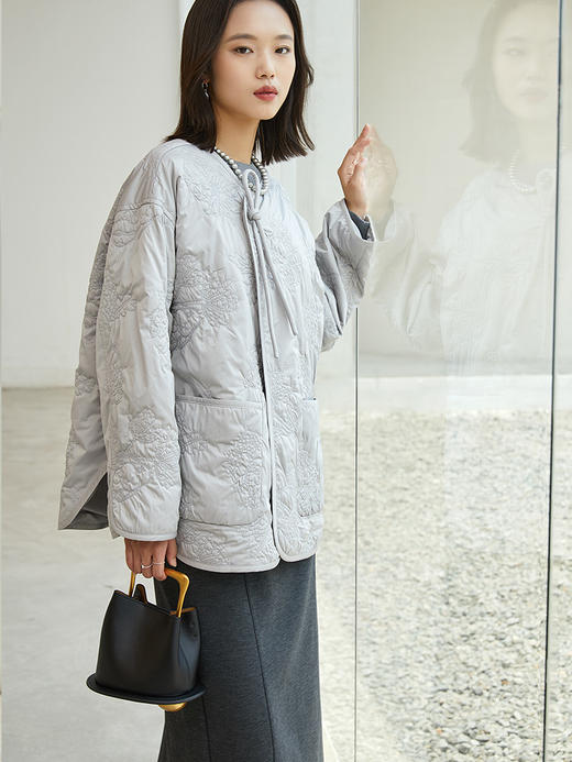 国风刺绣浅灰色绗缝棉服 圆领盘扣设计宽松短款外套 秋冬复古百搭显瘦夹棉上衣 商品图1