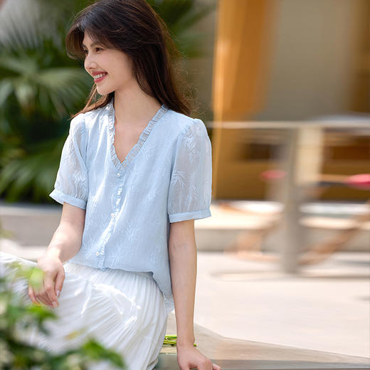 熙世界暗纹印花衬衫女薄款短袖2025年夏季新款法式荷叶边V领上衣 商品图3