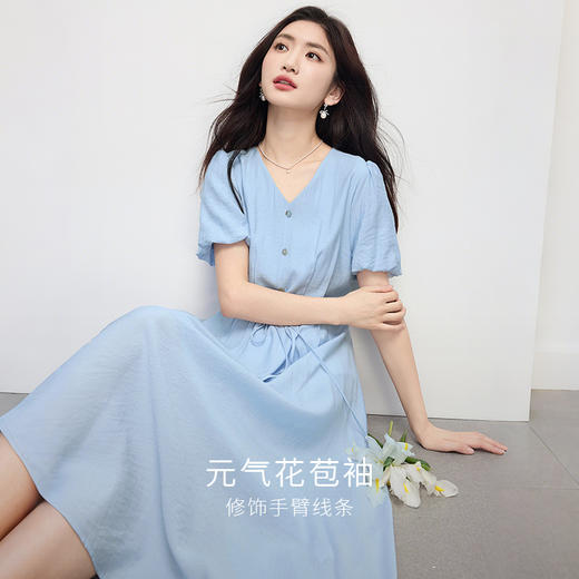 【专属特价】熙世界度假风蓝色V领连衣裙女夏季新款气质灯笼袖串珠收腰长裙子 商品图3