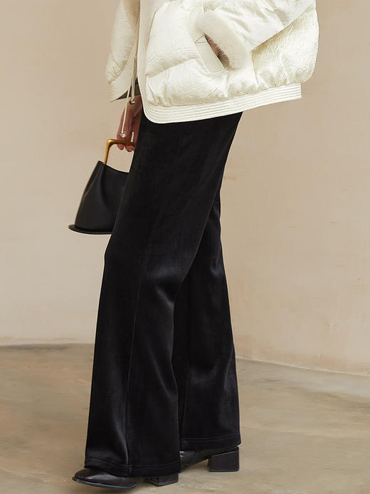 秋冬松弛感日常 黑色丝绒肌理高腰微喇裤 松紧腰垂坠显瘦休闲通勤长裤 商品图0