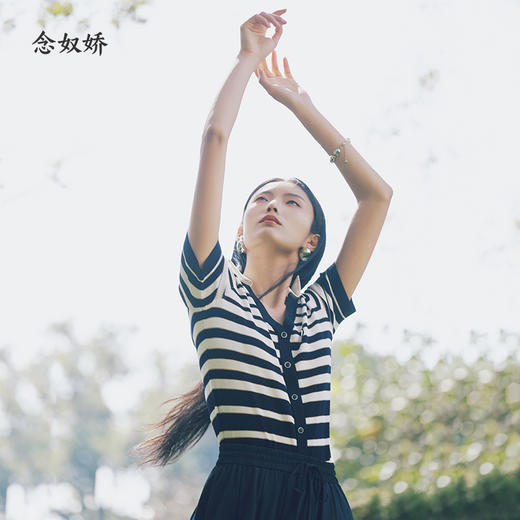 【商场同款】CNQ5453 “ 步步高升假两件”  燕尾领修饰肩型 渐变条纹V领毛衫 商品图2