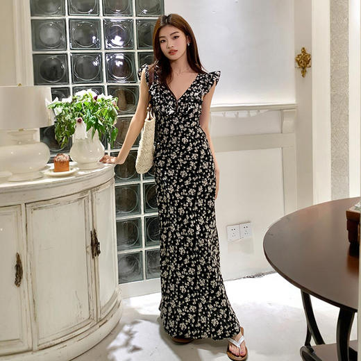 西遇修身碎花连衣裙女夏季新款法式收腰荷叶边黑色V领长裙SS050984 商品图1