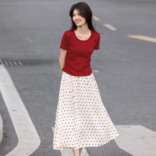 【周末秒杀】熙世界巨好看的夏装套装女2025新款红色短袖T恤波点半身裙两件套 商品图2