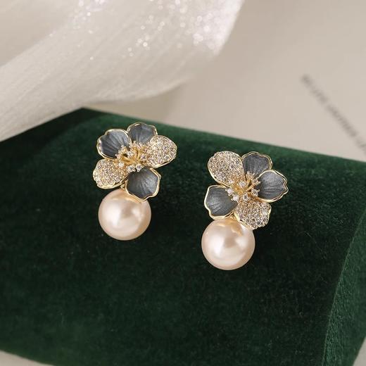 雀说 滴油珍珠耳饰女花朵耳环轻奢高级感设计感耳环SEH120030 商品图3