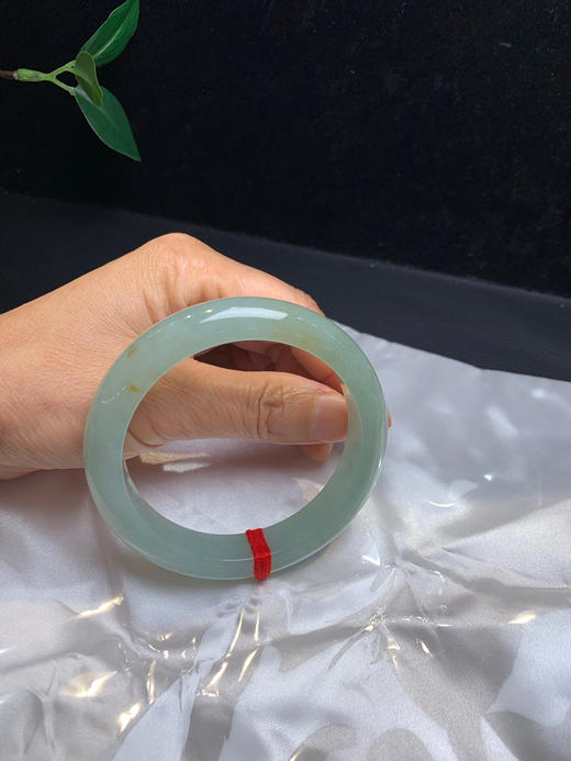 620248，60.8蓝底正圈手镯，版型好，整圈带蓝底色，润润的，带一些撒金 商品图5