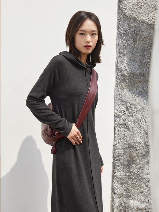 秋冬新款深灰色慵懒风连帽连衣裙 宽松绒感长款气质休闲云朵裙 商品图0