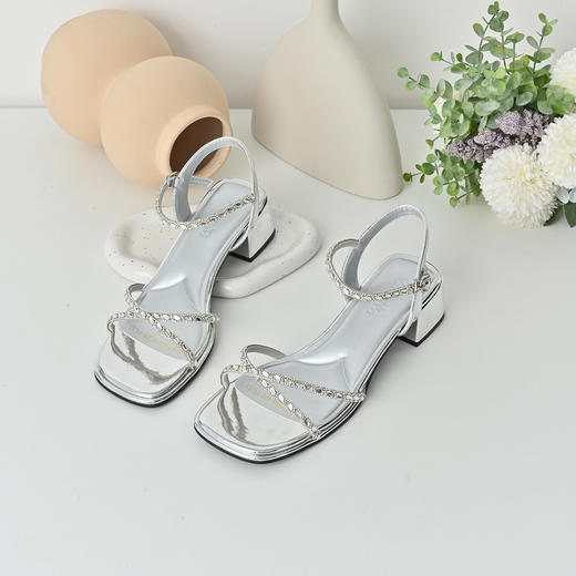 经典鲨2025夏季新款时尚银色水钻中粗跟显瘦通勤气质凉鞋女KW127-529061 商品图2