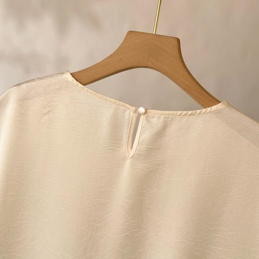 「自」全新升级【铂金会员312/天猫419/差价107】(22134)洛诗琳褶皱桑蚕丝衬衫2025年夏季收腰圆领不规则设计感小衫 商品图3