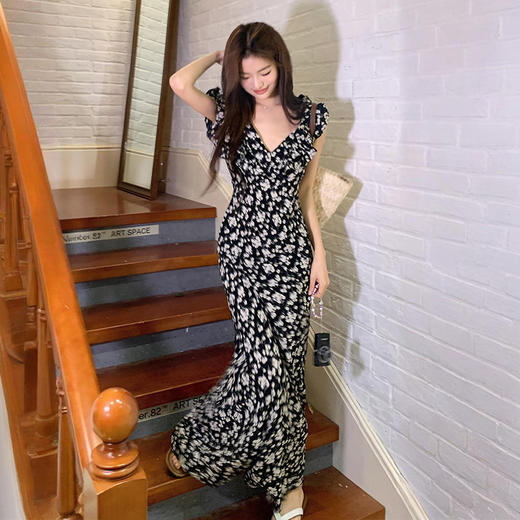 西遇修身碎花连衣裙女夏季新款法式收腰荷叶边黑色V领长裙SS050984 商品图0