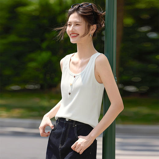 熙世界冰丝U领吊带背心女夏季2025新款基础百搭白色宽肩无袖上衣 商品图3