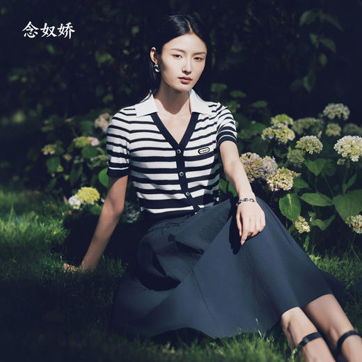 【商场同款】CNQ5453 “ 步步高升假两件”  燕尾领修饰肩型 渐变条纹V领毛衫 商品图6