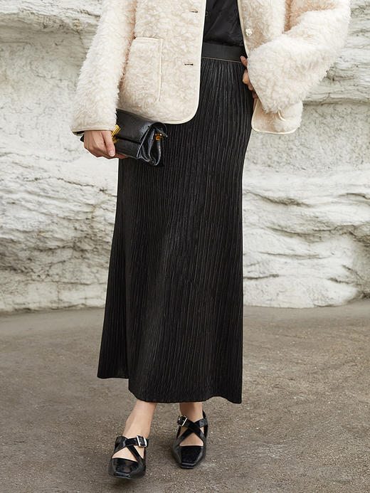 黑色百褶丝绒半身裙，高腰设计 + 垂坠质感 + 优雅剪裁，解锁冬日通勤与约会的复古气质与穿搭层次感 商品图0