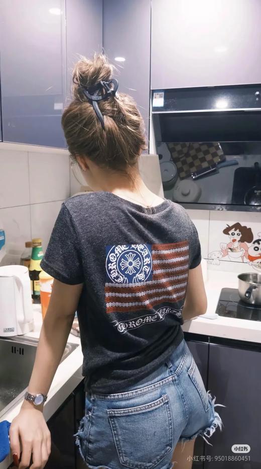 巨软~CH克罗*心Vintage鸡心领25ss 定染深灰复古印花修身收腰设计，高品 V领修身短袖T恤上衣 商品图3