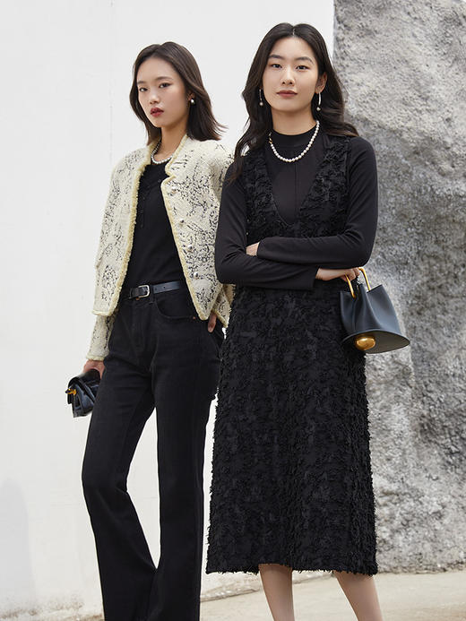 黑色立体毛绒肌理无袖 V 领短款连衣裙 秋冬甜酷慵懒风背心裙 商品图1