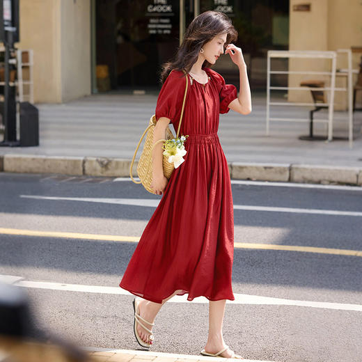 熙世界红色天丝连衣裙女夏日2025新款法式串珠圆领泡泡袖气质长裙 商品图3