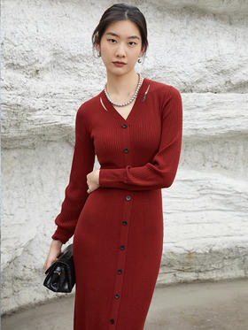 2025 秋冬新款酒红色 V 领单排扣针织连衣裙 修身显瘦长袖中长裙 设计感镂空气质毛衣裙