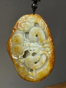 秋梨皮籽料白玉巧雕龙纹把玩原石，顺丰包邮