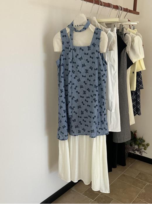 【夏日蝴蝶】蓝色蝴蝶背心款拼接网纱连衣裙背心款+网纱拼接 背心设计：露肩剪裁凸显肩颈线条，清凉透气，适合高温天气，同时利落显瘦。  商品图3